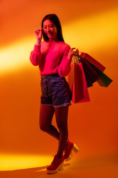 Шопоголик образ жизни цветная светлая девушка с сумками