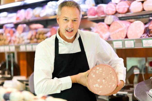 Negoziante che lavora nel suo negozio di alimentari