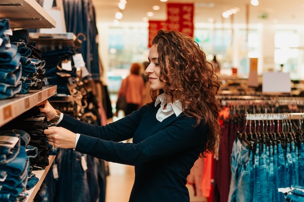 Shopper kijkt naar kleding binnenshuis in de winkel.