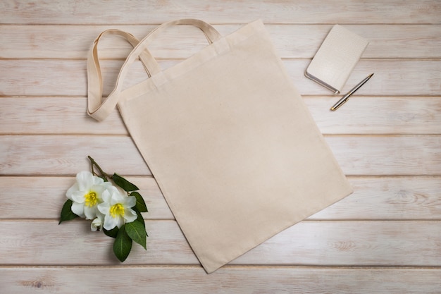 Shopper met beige notitieblok en bloemen