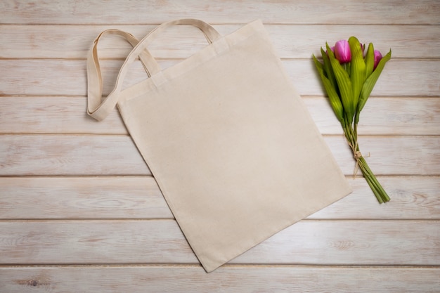 Shopper met roze tulpen