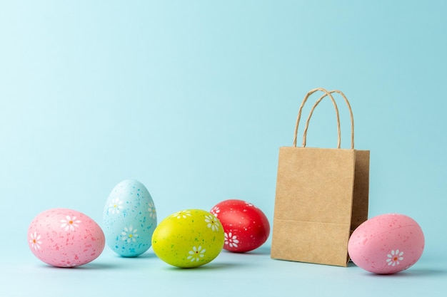 Foto borsa della spesa su sfondo blu con uova di pasqua