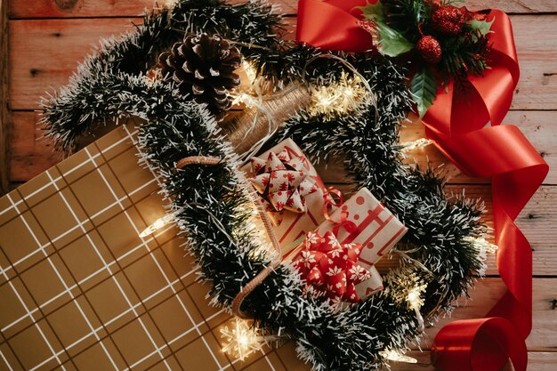 Shopping bag con scatole regalo di natale rotoli di carta e decorazioni su rosso preparazione per le feste