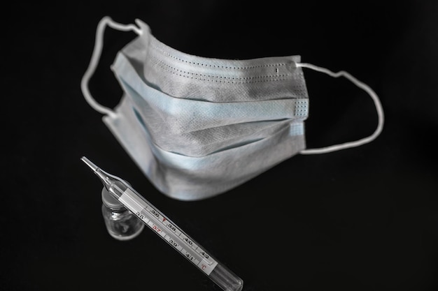 薬と明るい灰色の背景上の医薬品の完全なショッピングバスケットカート