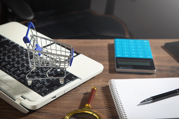 Photo shopping cart on the business table