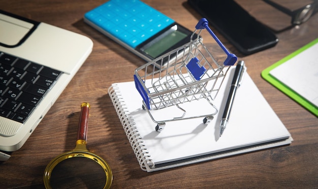 Photo shopping cart on the business table