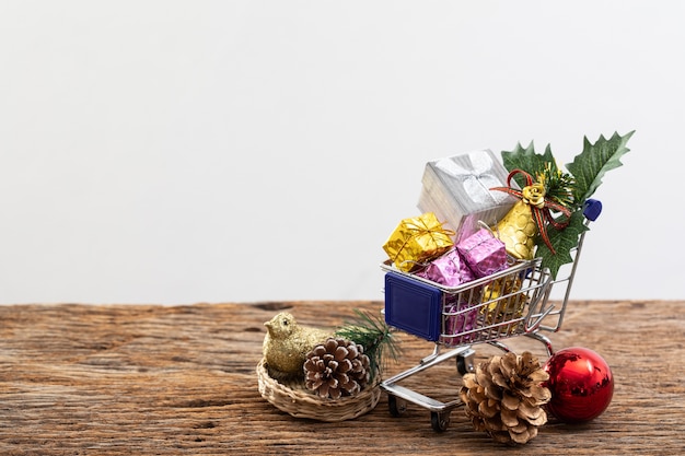 크리스마스 생일 특별 흰색 배경에 쇼핑 바구니 선물 상자 컬러 리본