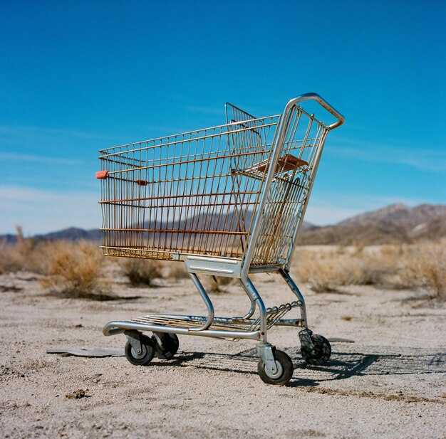 Photo shopping cart on sand at desert
