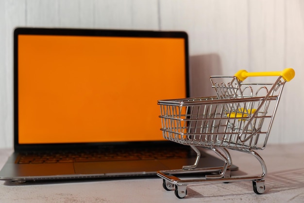 Photo shopping cart on table