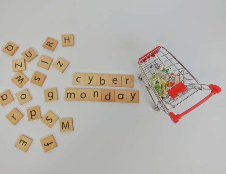 Photo a shopping cart with letters that say cyber monday.