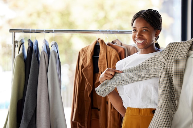 古着屋やブティックでの選択ワードローブのインスピレーションや小売デザインのアイデアのためのショッピング服と黒人女性 ファッション割引セールやプロモーションでの幸せな顧客学生または個人サービス