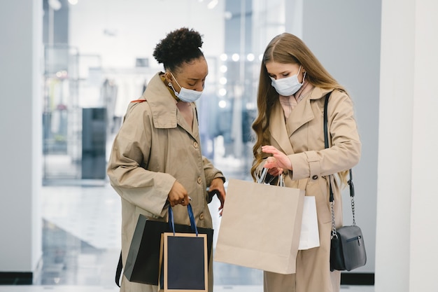買い物の日。コロナウイルスの概念。医療用マスクの女性。