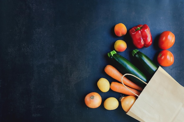쇼핑 또는 건강 식품 배달. 신선한 야채, 과일. 종이 봉투에 당근, 감자, 토마토