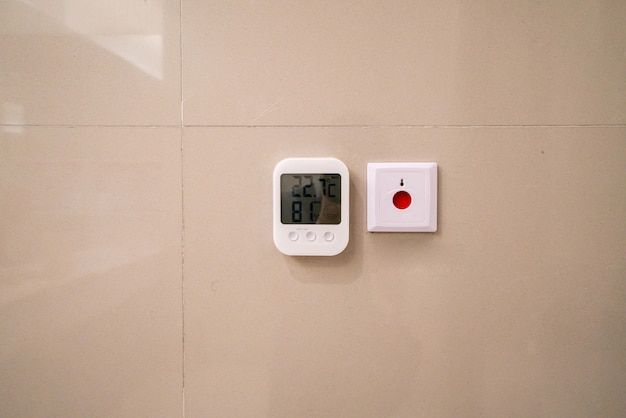 Foto termometro automatico e pulsante di sicurezza del centro commerciale
