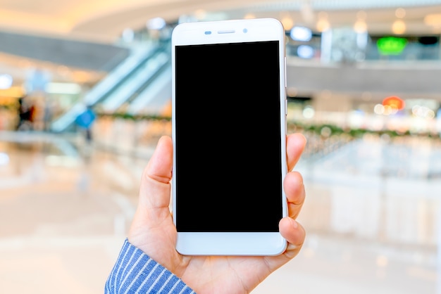 Shopping malls look at the mobile phone screen