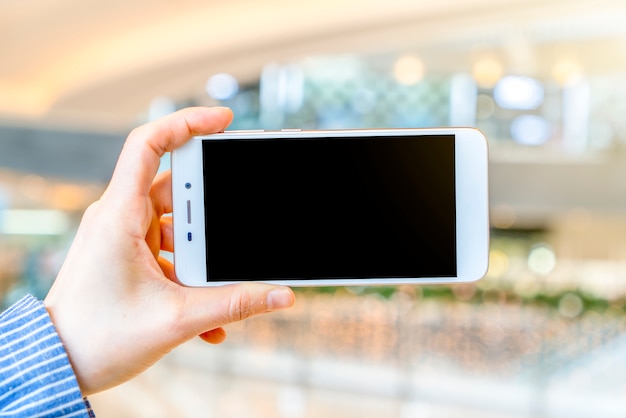 Shopping malls look at the mobile phone screen