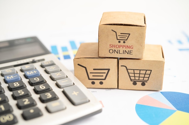 Shopping online box con carta di credito e calcolatrice sul grafico concetto di business import export di commercio finanziario