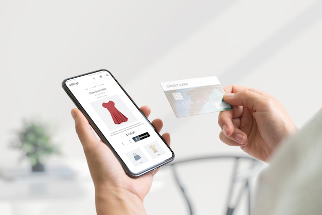 Покупки в Интернете с помощью концепции смартфона и кредитной карты Современная веб-страница электронной коммерции с женской одеждой