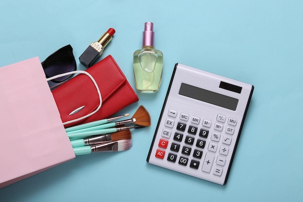 Пакет покупок с покупками и калькулятором на синем фоне Концепция покупок