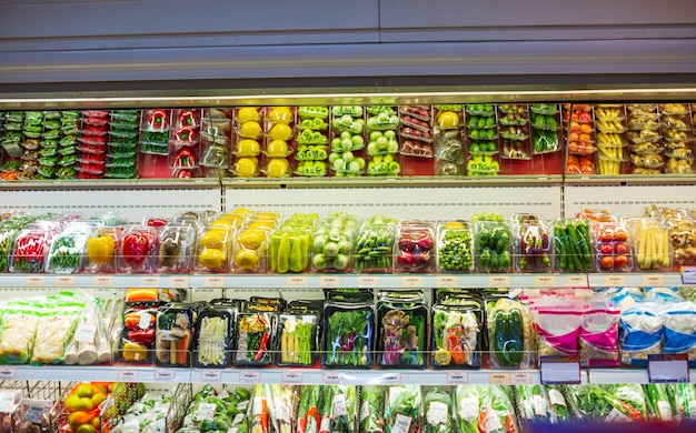 Fare la spesa al supermercato per la salute uno scaffale di frutta e verdura metterli al cibo nel supermercato.