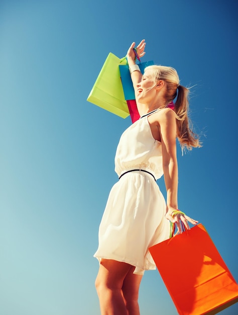 Foto concetto di shopping e turismo - donna con borse della spesa