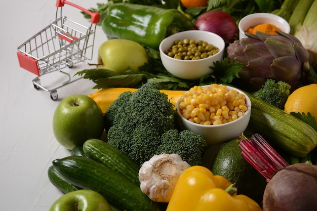 쇼핑 트롤리 카트 및 레이아웃을 위한 다른 신선한 과일과 야채 신선한 과일과 야채의 구색 건강에 좋은 음식 배경 슈퍼마켓에서 쇼핑 음식