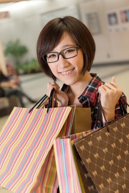 Shopping ragazza giovane di asiatici al centro commerciale di taipei, taiwan.