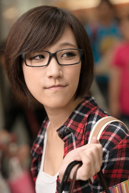 Молодая девушка азиатского происхождения за покупками в торговом центре в Тайбэе, Тайвань.