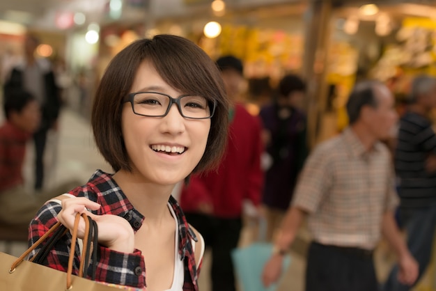 Foto shopping ragazza giovane di asiatici al centro commerciale di taipei, taiwan.