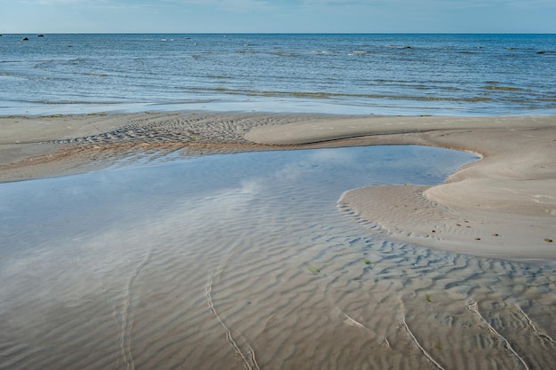 Foto la riva del mar baltico in una giornata di sole isola di ruhnu estonia