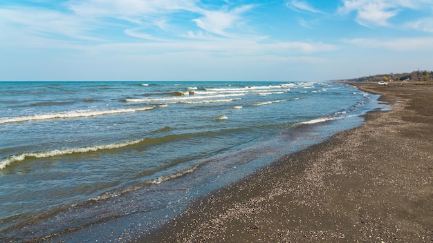 Foto costa del mar caspio nel nord dell'azerbaigian nabran