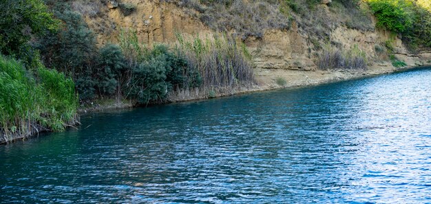 Riva del lago carsico nel pomeriggio