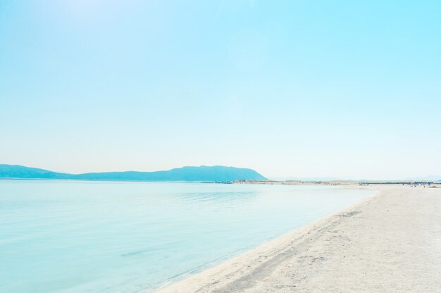 トルコのサルダ湖の岸