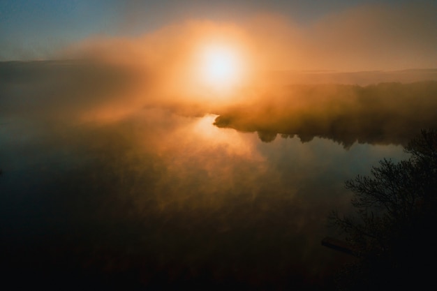 밝은 빛의 광선에 일몰에 호수의 해안. 복사 공간.