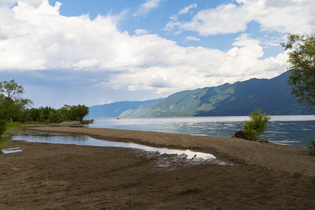 山湖の岸