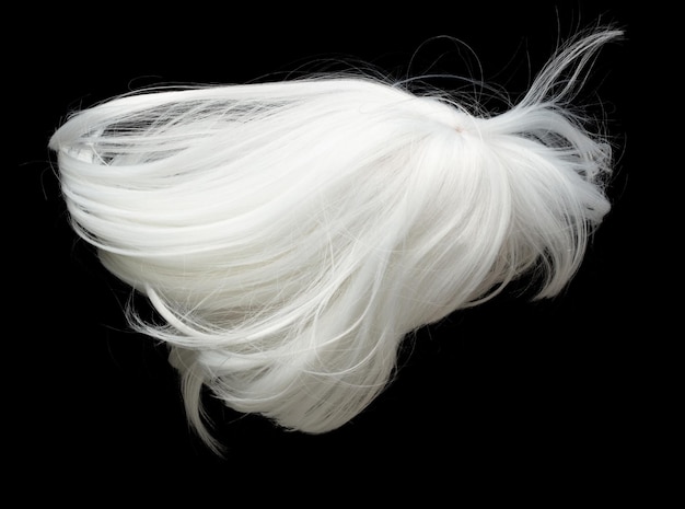 Фото Короткий прямой парик стиль волос летать падение взрыв белая женщина парик волна волос плавать в воздухе прямой белый кудрявый парик волос ветер дул облако бросать черный фон изолированный высокоскоростное замерзание движения