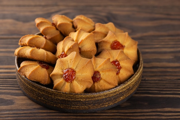 갈색 나무 테이블에 있는 그릇에 있는 쇼트브레드 쿠키 중국 새해를 위한 버터 쿠키