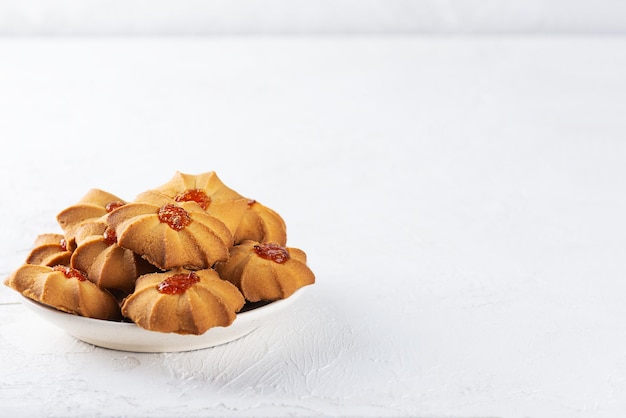 Shortbread kurabye in een bord Boterkoekjes voor Chinees Nieuwjaar Kopieer ruimte