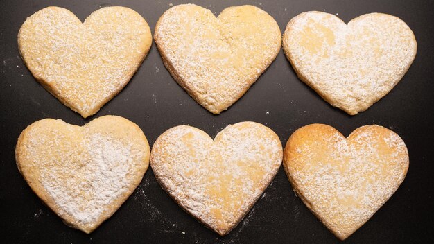 Песочное печенье в форме сердца на белом фоне