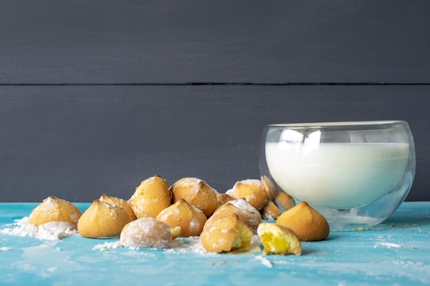 사진 구운 달콤한 비스킷의 잼 채우기 전망과 우유 선택 초점 한 잔이 있는 쇼트브레드
