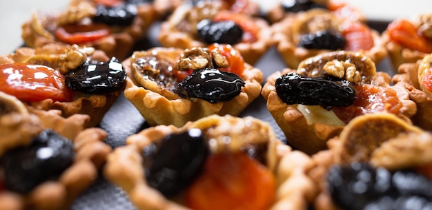 Shortcrust tartlets with fruit and walnuts Fruit baskets with nuts Small pies are a sweet dessert