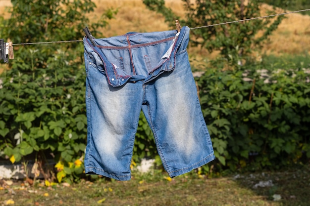 Shorts drogen na het wassen, opgehangen aan het touw