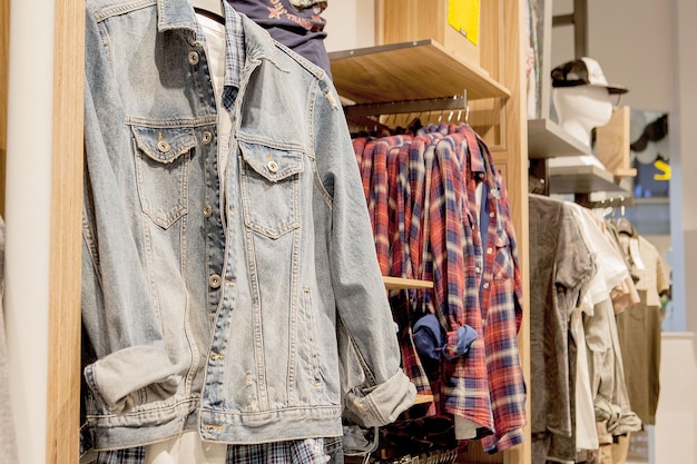 반바지 매장 선반에 있는 티셔츠와 재킷 매장의 선반에 있는 세련된 옷 쇼케이스 판매 쇼핑 천 매장의 럭셔리하고 세련된 새로운 인테리어