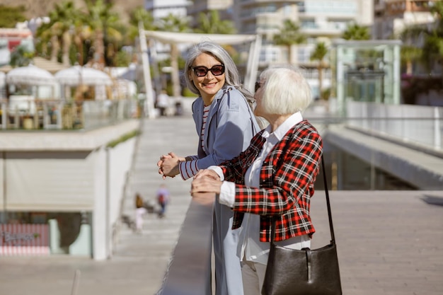 Colpo di donne moderne adulte che riposano all'aperto