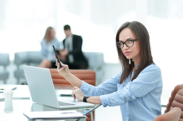 Colpo di una donna di affari matura attraente che lavora al computer portatile nella sua stazione di lavoro