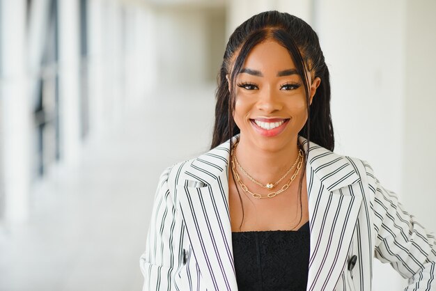 Photo a shot of a beautiful black businesswoman outdoor