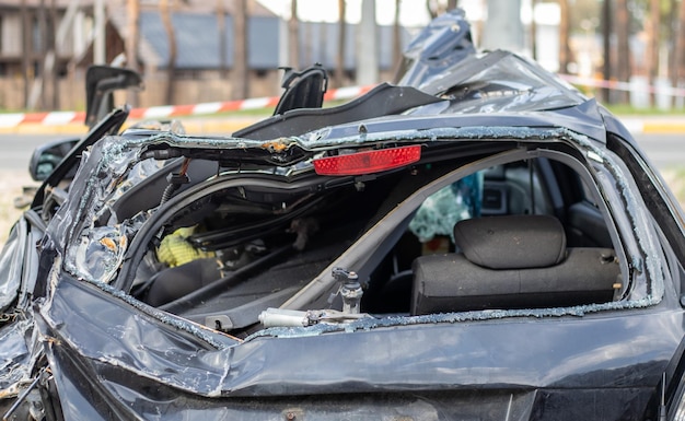 ウクライナでの戦争中に車を撃った 後部窓が壊れた事故後の車 事故後の現代の車の内部の残骸 損傷した車の詳細なクローズアップビュー