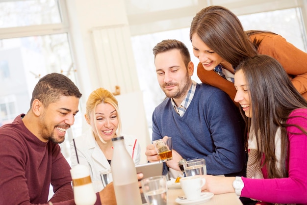 カフェで楽しい時間を過ごしている友人のショット