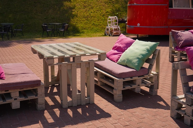 パレットで作られた家具のショット 革新的で環境に優しい庭の装飾方法