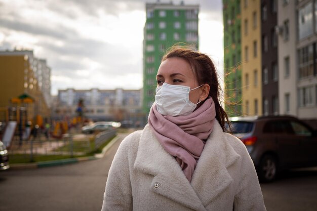 Снимок девушки в маске на улице во время пандемии Covid19